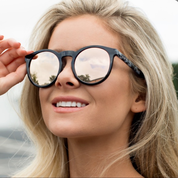 Quay Australia Accessories - QUAY AUSTRALIA Kosha Comeback Sunglasses NWT